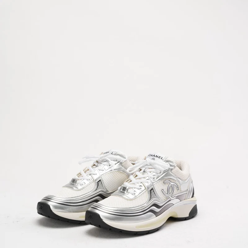 Chanel CC Logo Sneaker in Weiß und Silber 40.5