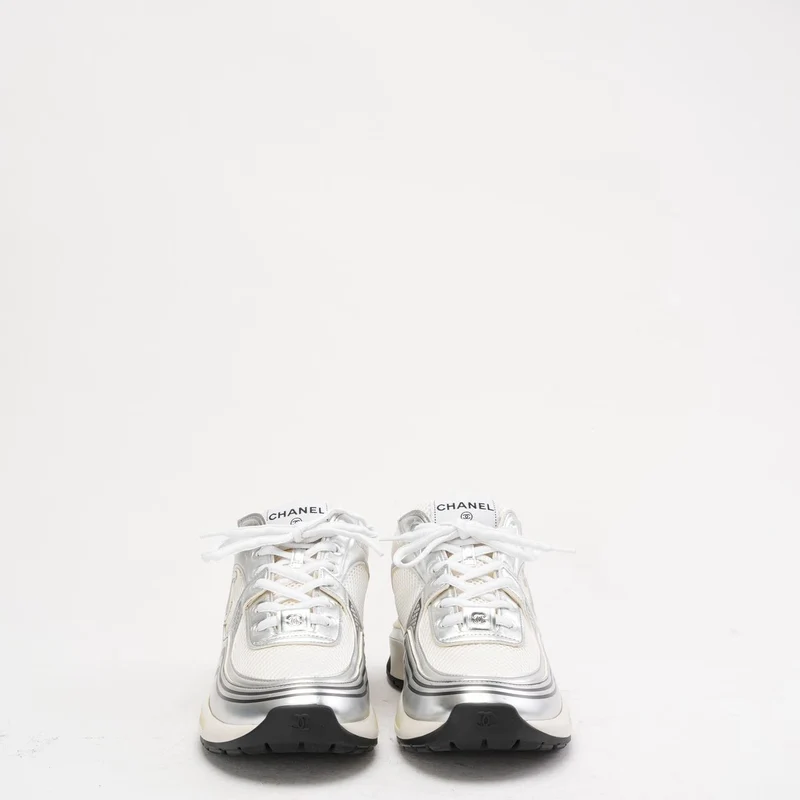 Chanel CC Logo Sneaker in Weiß und Silber 40.5