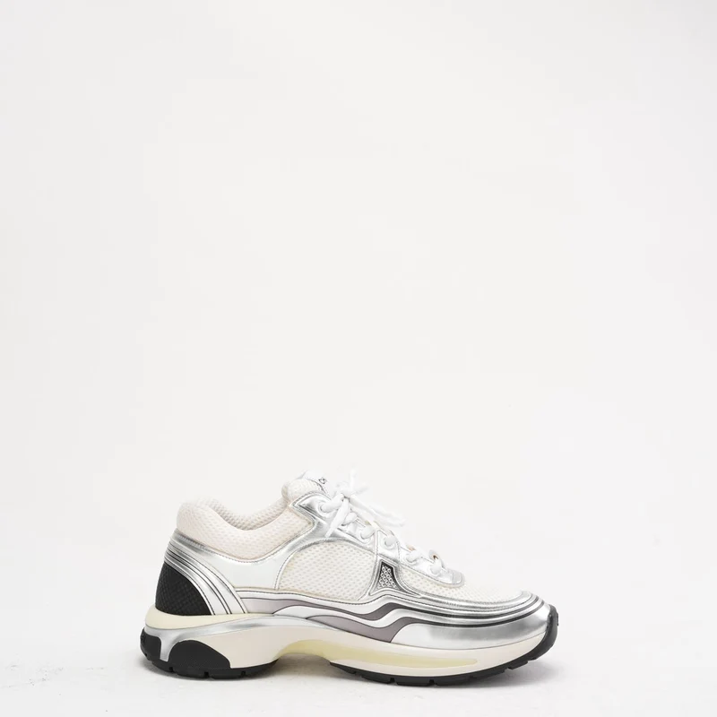 Chanel CC Logo Sneaker in Weiß und Silber 40.5