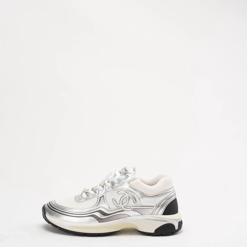 Chanel CC Logo Sneaker in Weiß und Silber 40.5