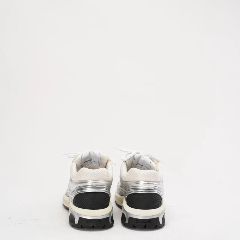 Chanel CC Logo Sneaker in Weiß und Silber 40.5