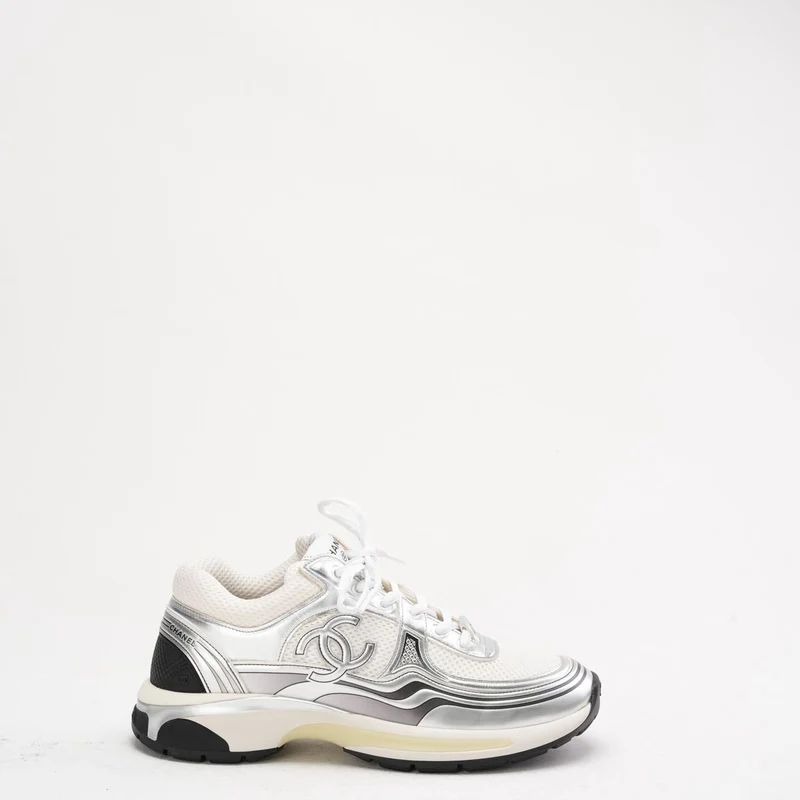 Chanel CC Logo Sneaker in Weiß und Silber 40.5