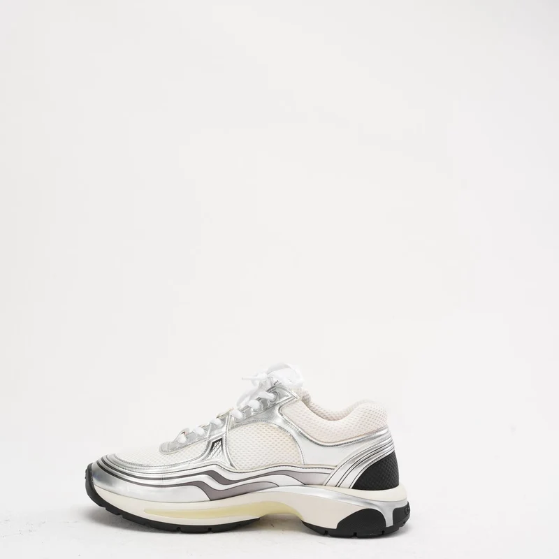 Chanel CC Logo Sneaker in Weiß und Silber 40.5