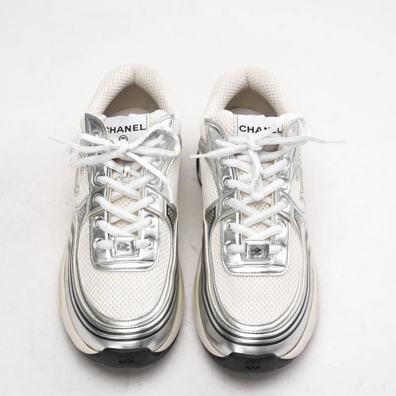 Chanel CC Logo Sneaker in Weiß und Silber 40.5