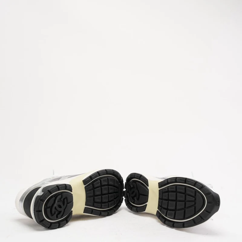 Chanel CC Logo Sneaker in Weiß und Silber 40.5