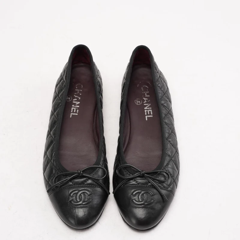 Chanel Ballerinas aus schwarzem, gestepptem Leder mit CC-Schleife, Größe 38