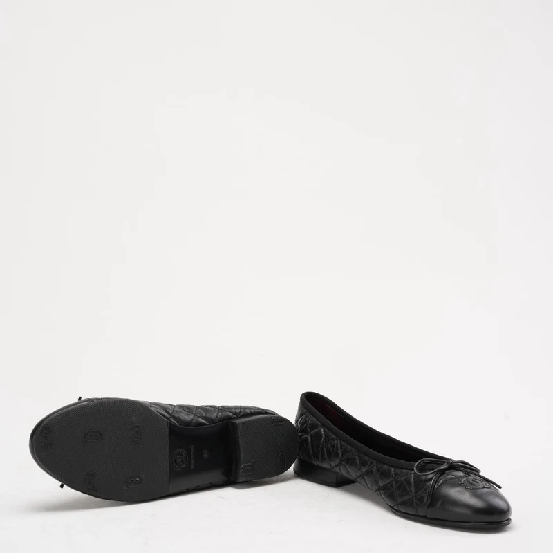 Chanel Ballerinas aus schwarzem, gestepptem Leder mit CC-Schleife, Größe 38
