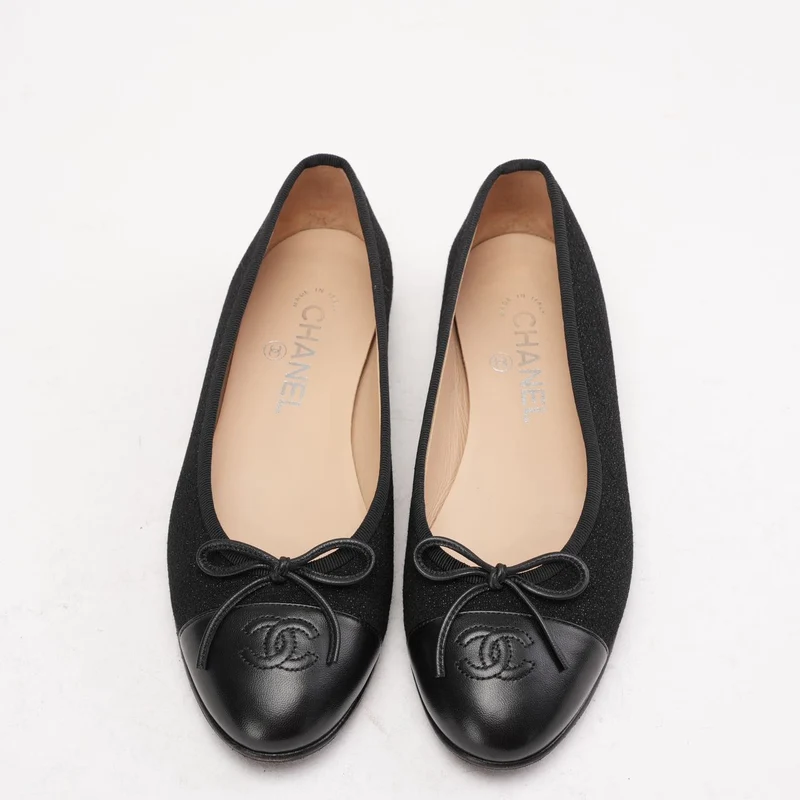 Chanel CC Ballerinas aus schwarzem Wildleder und Lackleder, Größe 38C