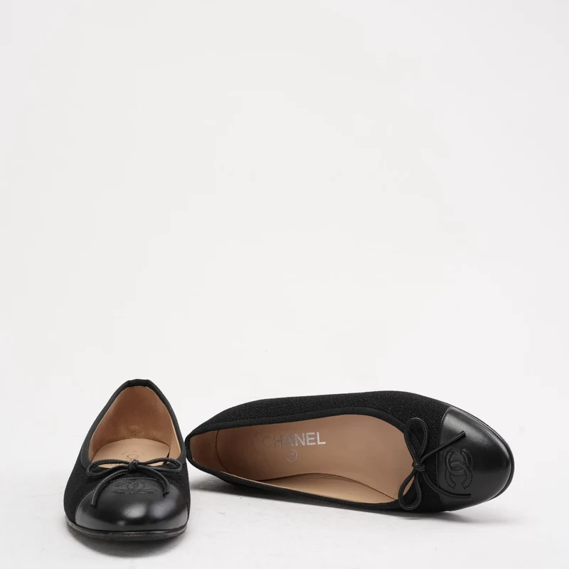Chanel CC Ballerinas aus schwarzem Wildleder und Lackleder, Größe 38C