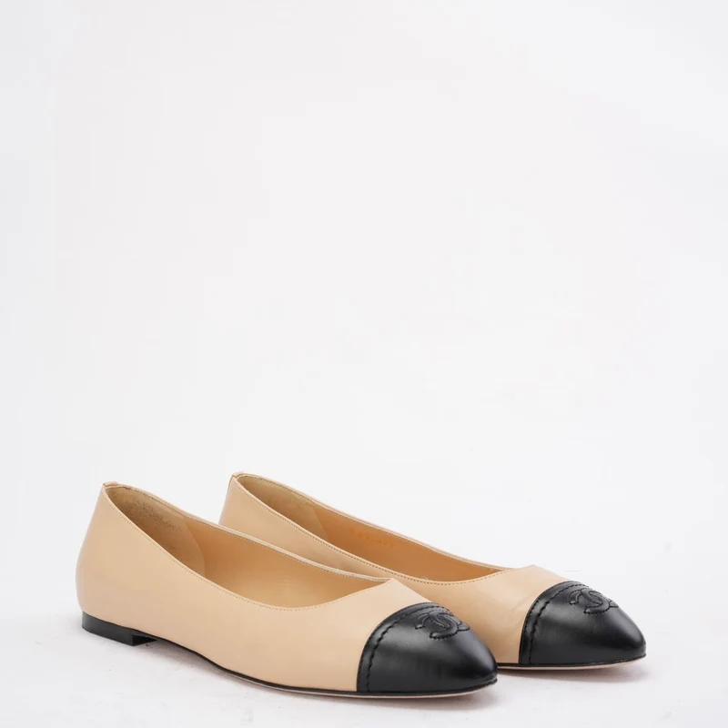 Chanel Beige/Schwarz CC Cap Toe Ballerinas Größe 39.5