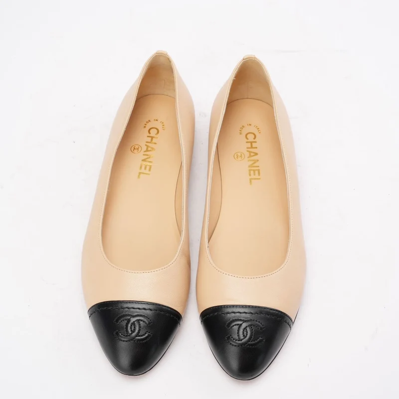 Chanel Beige/Schwarz CC Cap Toe Ballerinas Größe 39.5