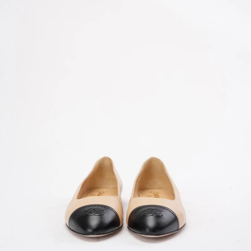 Chanel Beige/Schwarz CC Cap Toe Ballerinas Größe 39.5
