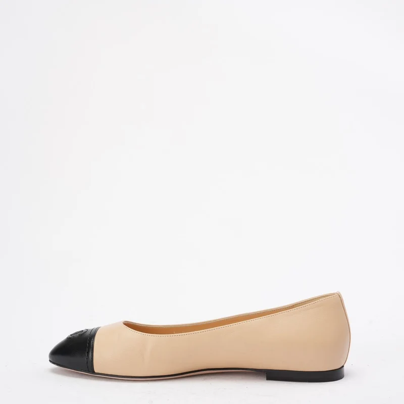 Chanel Beige/Schwarz CC Cap Toe Ballerinas Größe 39.5