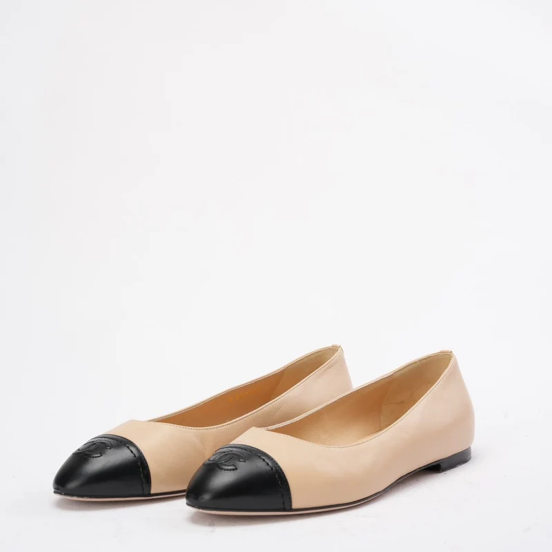 Chanel Beige/Schwarz CC Cap Toe Ballerinas Größe 39.5