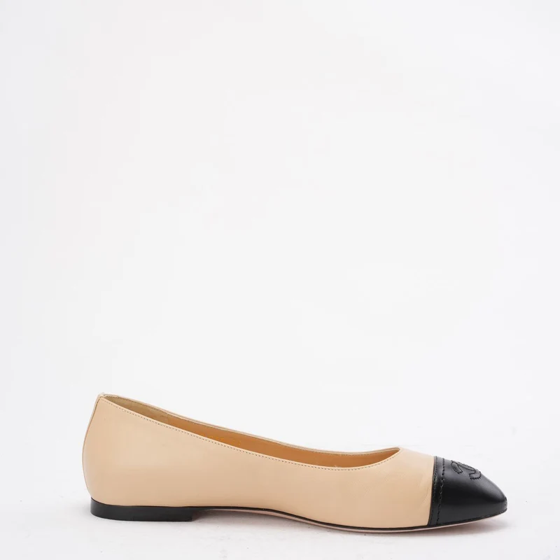 Chanel Beige/Schwarz CC Cap Toe Ballerinas Größe 39.5