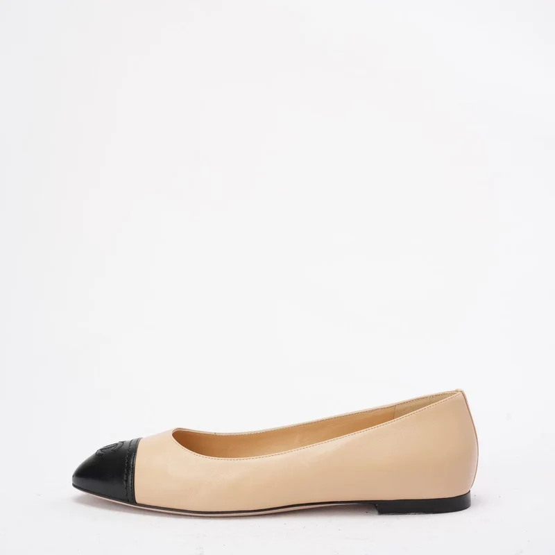 Chanel Beige/Schwarz CC Cap Toe Ballerinas Größe 39.5