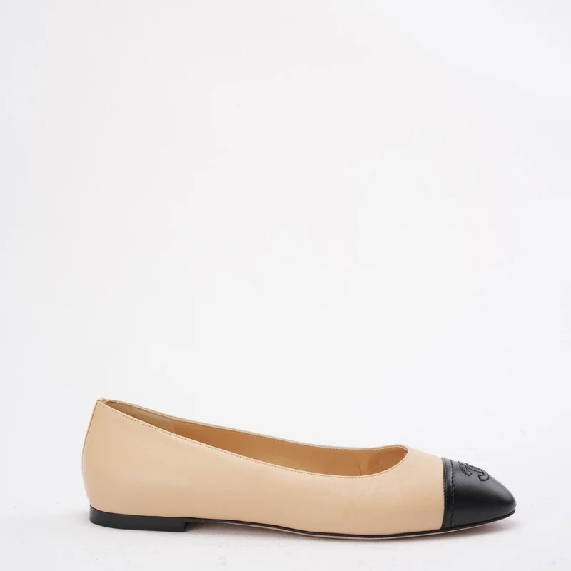 Chanel Beige/Schwarz CC Cap Toe Ballerinas Größe 39.5