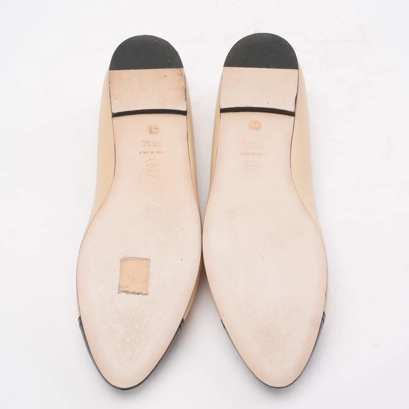 Chanel Beige/Schwarz CC Cap Toe Ballerinas Größe 39.5