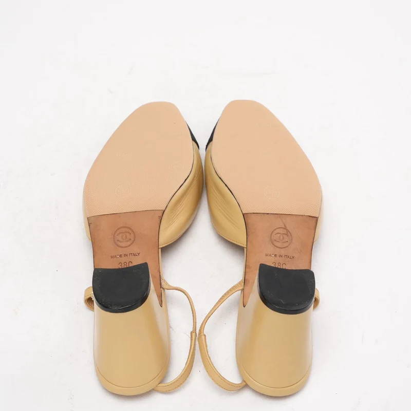 Chanel Slingback-Pumps mit Kappe, schwarz/beige, Größe 38C