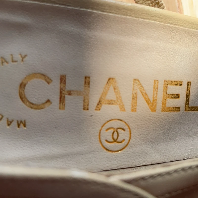 Chanel Slingback-Pumps mit Kappe, schwarz/beige, Größe 38C