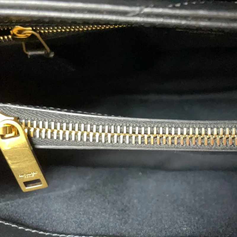 Schwarze Loulou Schultertasche von Saint Laurent (mittelgroß)