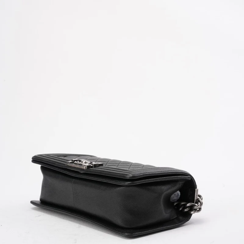 Chanel Boy Medium Schwarze Klapptasche Gestepptes Caviar-Leder 2017