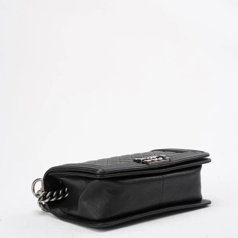 Chanel Boy Medium Schwarze Klapptasche Gestepptes Caviar-Leder 2017