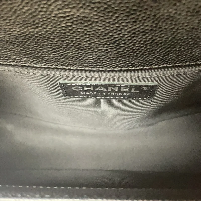 Chanel Boy Medium Schwarze Klapptasche Gestepptes Caviar-Leder 2017