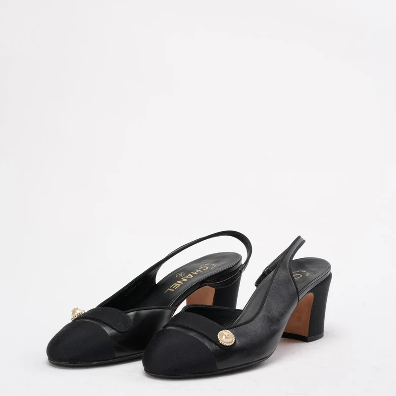 Chanel Slingback-Pumps aus schwarzem Wildleder und Leder mit CC-Logo, Größe 39C