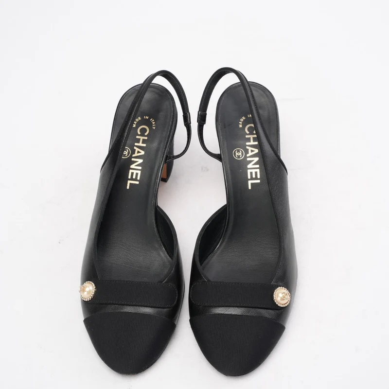 Chanel Slingback-Pumps aus schwarzem Wildleder und Leder mit CC-Logo, Größe 39C