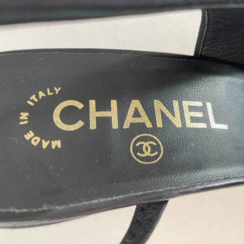 Chanel Slingback-Pumps aus schwarzem Wildleder und Leder mit CC-Logo, Größe 39C