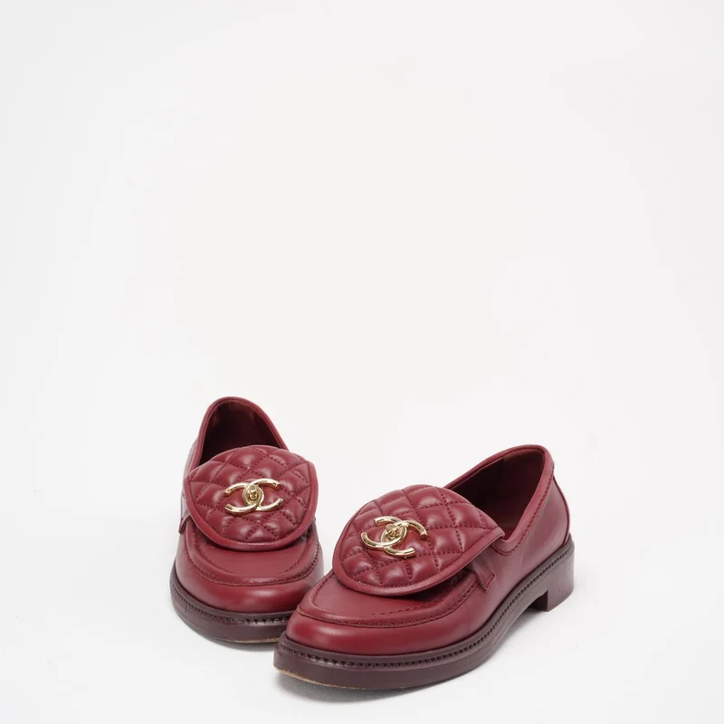 Chanel – Loafer mit CC-Drehverschluss und gestepptem Lammfell in Rot, Größe 38C