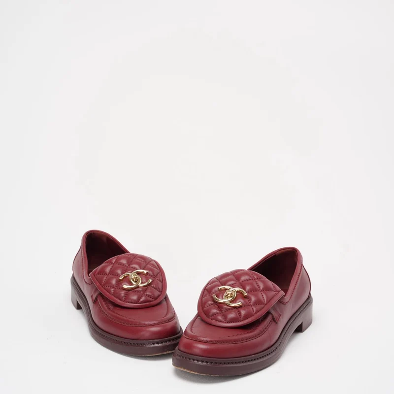 Chanel – Loafer mit CC-Drehverschluss und gestepptem Lammfell in Rot, Größe 38C