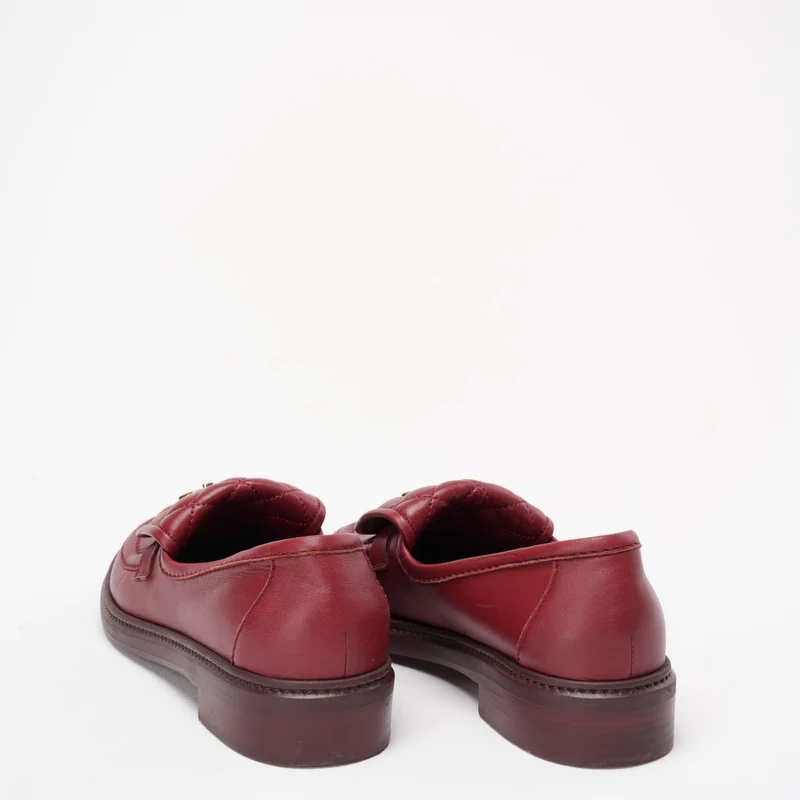 Chanel – Loafer mit CC-Drehverschluss und gestepptem Lammfell in Rot, Größe 38C