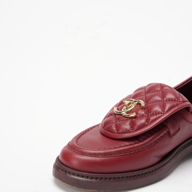 Chanel – Loafer mit CC-Drehverschluss und gestepptem Lammfell in Rot, Größe 38C