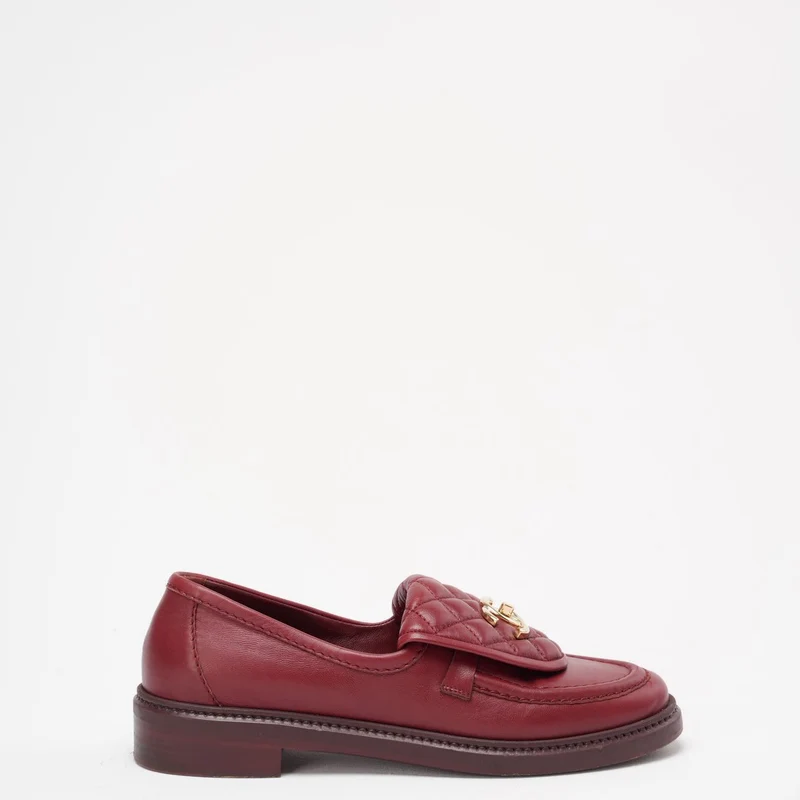 Chanel – Loafer mit CC-Drehverschluss und gestepptem Lammfell in Rot, Größe 38C