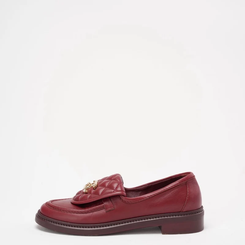 Chanel – Loafer mit CC-Drehverschluss und gestepptem Lammfell in Rot, Größe 38C