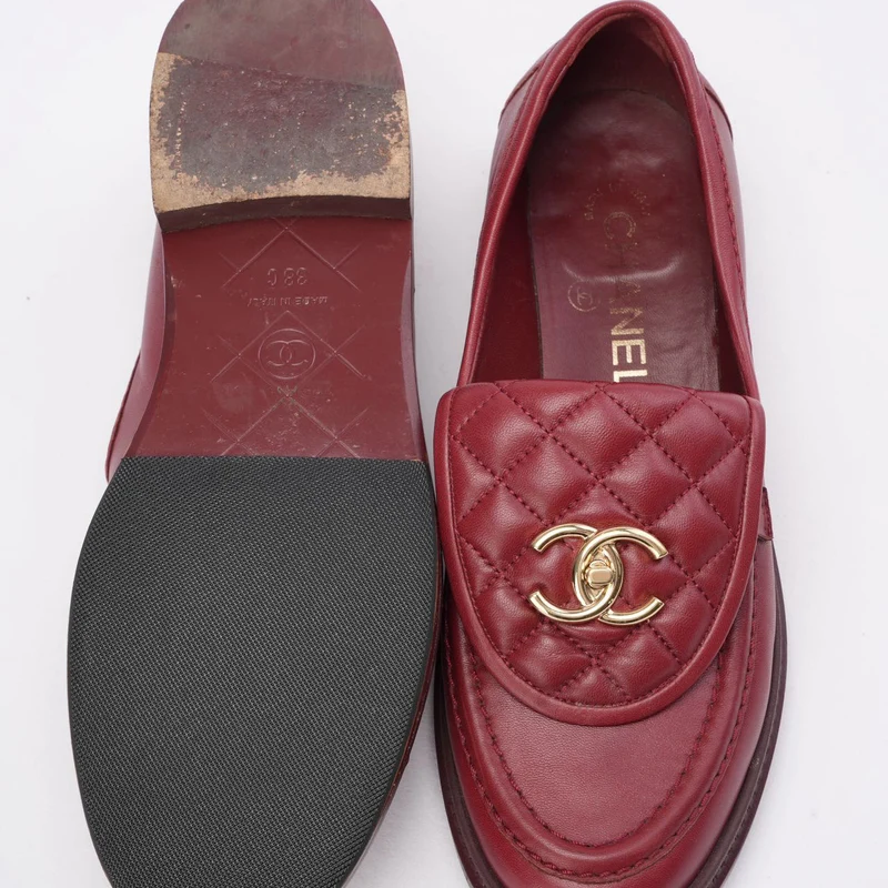 Chanel – Loafer mit CC-Drehverschluss und gestepptem Lammfell in Rot, Größe 38C