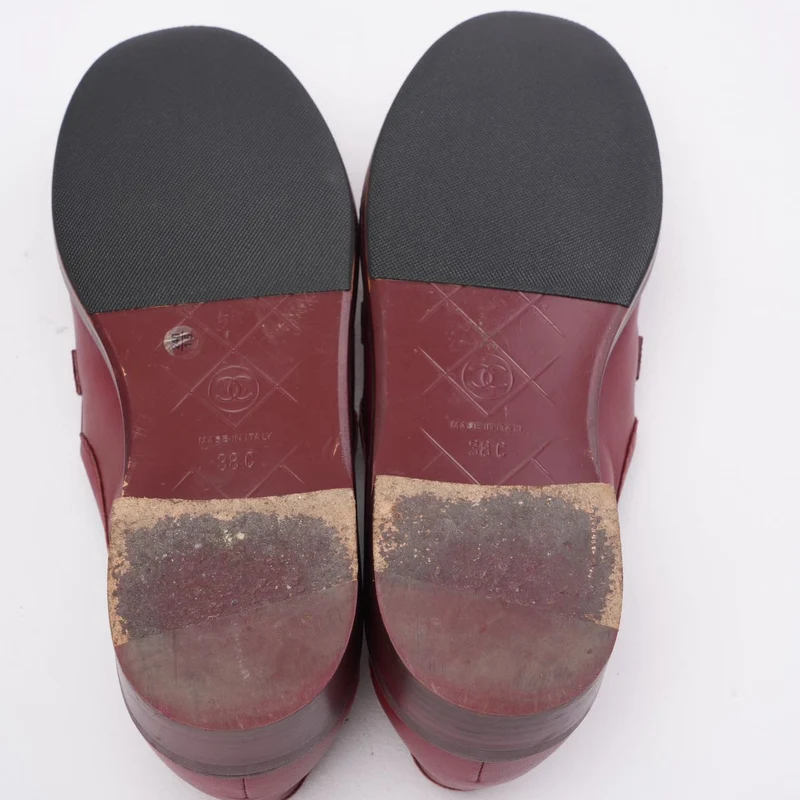 Chanel – Loafer mit CC-Drehverschluss und gestepptem Lammfell in Rot, Größe 38C