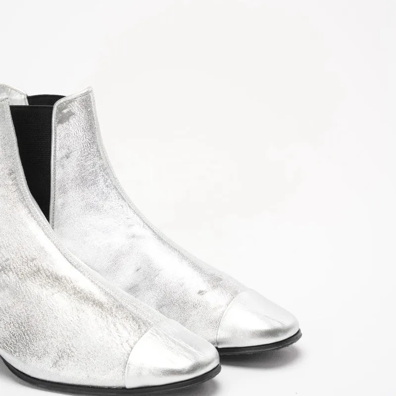 Chanel Silver Fantasy laminierte Cap Toe Stiefeletten 38.5