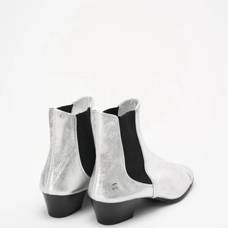 Chanel Silver Fantasy laminierte Cap Toe Stiefeletten 38.5