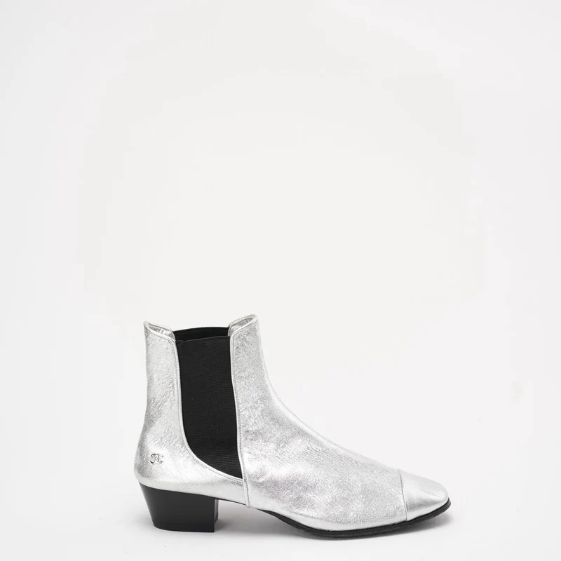 Chanel Silver Fantasy laminierte Cap Toe Stiefeletten 38.5