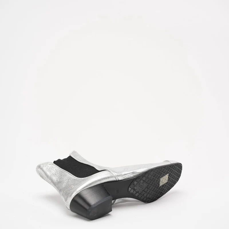 Chanel Silver Fantasy laminierte Cap Toe Stiefeletten 38.5