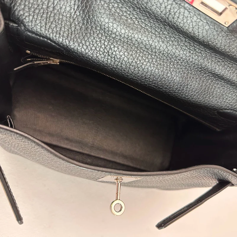 Hermès Schwarzes Kelly 28 P Quadratisches Togo-Leder Palladium