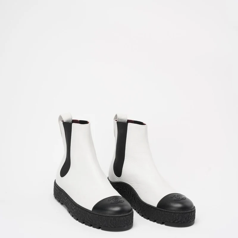 Chanel Schwarz/Weiß Kalbsleder Cap Toe CC Stiefeletten 39
