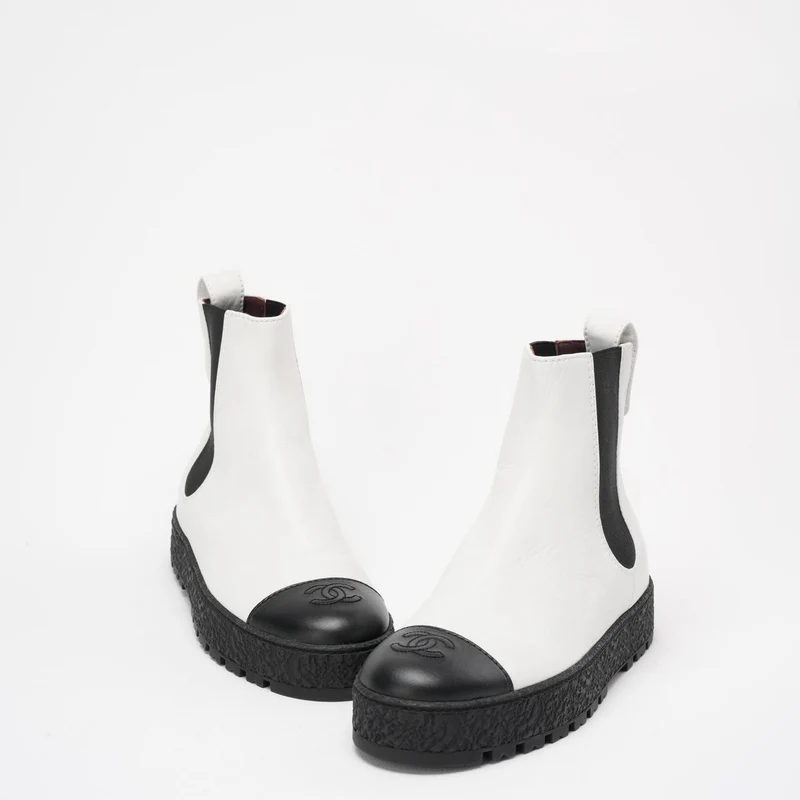 Chanel Schwarz/Weiß Kalbsleder Cap Toe CC Stiefeletten 39