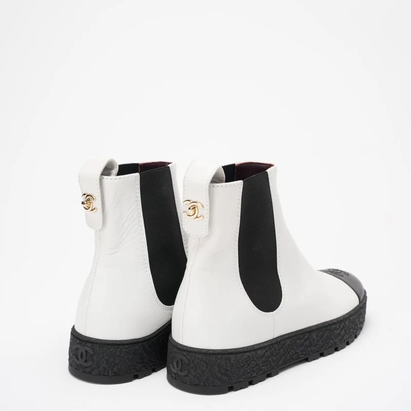 Chanel Schwarz/Weiß Kalbsleder Cap Toe CC Stiefeletten 39