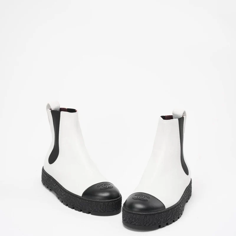 Chanel Schwarz/Weiß Kalbsleder Cap Toe CC Stiefeletten 39