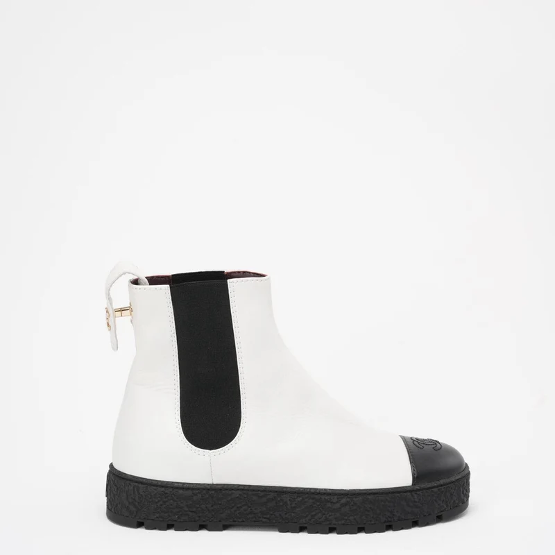 Chanel Schwarz/Weiß Kalbsleder Cap Toe CC Stiefeletten 39