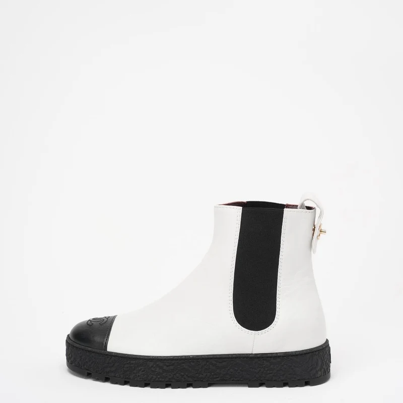 Chanel Schwarz/Weiß Kalbsleder Cap Toe CC Stiefeletten 39